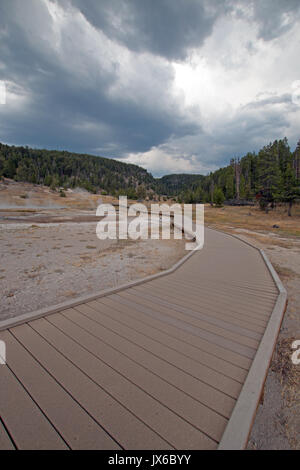 Boardwalk zu Firehole Lake in der Unteren Geyser Basin im Yellowstone National Park in Wyoming Usa erhöhte Stockfoto