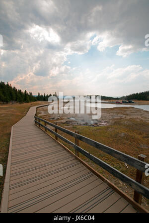 Boardwalk zu Firehole Lake in der Unteren Geyser Basin im Yellowstone National Park in Wyoming United States Stockfoto