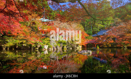 Daigo-ji, ein shingon Buddhistischen Tempel, mit Skyline Reflexion an Fallen, Kyoto, Japan Stockfoto
