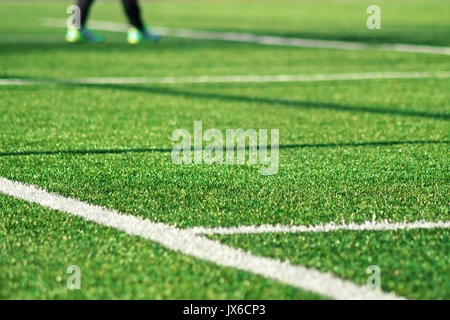 Künstliche grüne Gras mit weißem Streifen auf dem Fußball-Feld. Weiße Linie auf grünem Gras ein Feld von Spielen. Gefälschtes Gras auf Sportplätze für Fußball und Stockfoto