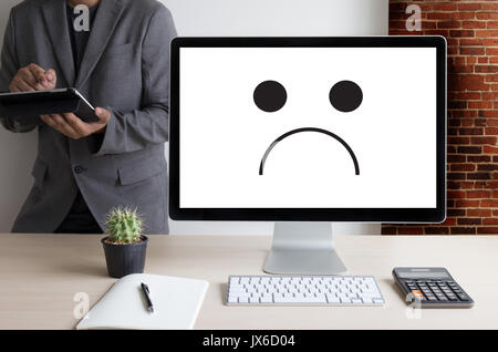 Depressive Gefühle Konzept, Smiley Emoticon gedruckt Depression und Traurigkeit traurig pessimistisch Gesicht Stockfoto