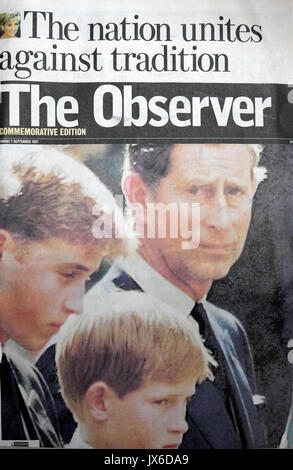 "Die Nation vereint gegen die Tradition "der Beobachter Zeitung Schlagzeile auf den Tod von Diana Prinzessin von Wales in 1997, London, England, Großbritannien Stockfoto