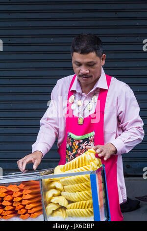 Männliche Straßenhändler verkaufen Obst, CHinatown, Bangkok, Thailand Stockfoto