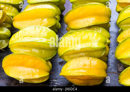 Gelbe Sternfrucht (karambole) zum Verkauf auf einem Marktstand, Bangkok, Thailand Stockfoto