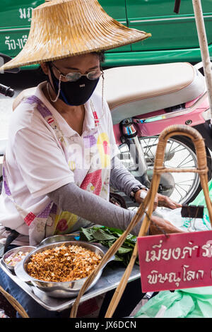 Frau Straßenhändler, Miang kam ein traditioneller Thai Snack auf Yaowarat Road, CHinatown, Bangkok Stockfoto