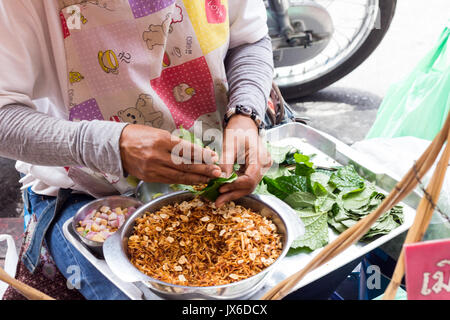 Frau Straßenhändler, Miang kam ein traditioneller Thai Snack auf Yaowarat Road, CHinatown, Bangkok Stockfoto