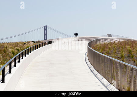 Zwei einsame Figuren auf der Dachterrasse der Maat, das Museum für Kunst, Architektur und Technologie in Lissabon, Portugal. Stockfoto