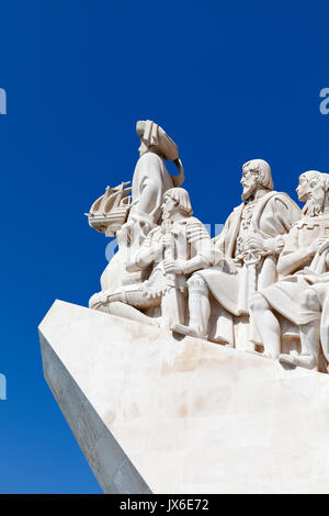 Prinz Heinrich der Seefahrer, führt das Denkmal der Entdeckungen in Belem, Lissabon, Portugal. Stockfoto