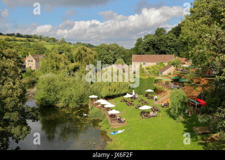 Bradford on Avon, Großbritannien - 12 August, 2017: die Menschen entspannen in einem Pub Garten neben dem Fluss Avon im Avoncliff (Bild von avoncliff Aquädukt) Stockfoto