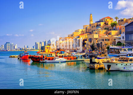 Altstadt und Hafen von Jaffa und die moderne Skyline der Stadt Tel Aviv, Israel Stockfoto