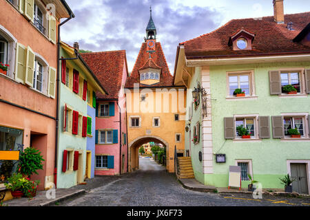 Bunte Häuser im historischen Olt Stadt St. Ursanne, Kanton Jura, Schweiz Stockfoto