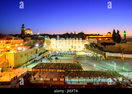 Die westliche Mauer und der Tempelberg mit der goldenen Kuppel des Felsendoms und der al-Aqsa Moschee in der Altstadt von Jerusalem, Israel, auf Sunrise Stockfoto