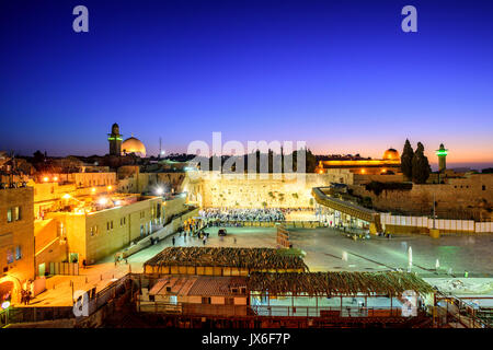 Die westliche Mauer und der Tempelberg mit der goldenen Kuppel des Felsendoms und der al-Aqsa Moschee in der Altstadt von Jerusalem, Israel, auf Sunrise Stockfoto