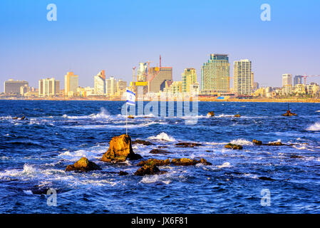 Die moderne Skyline der Stadt Tel Aviv, Israel, vom Mittelmeer mit der israelischen Flagge gesehen Stockfoto