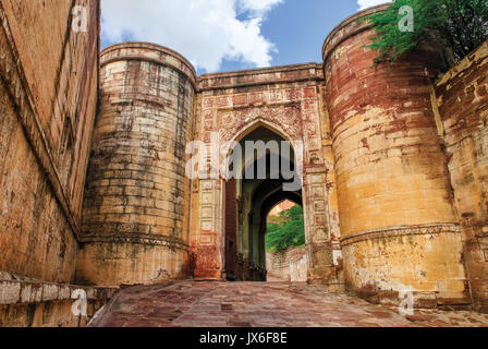 Massive Stein Ziegel Tore des Mehrangarh Fort in Jodhpur, Indien Stockfoto