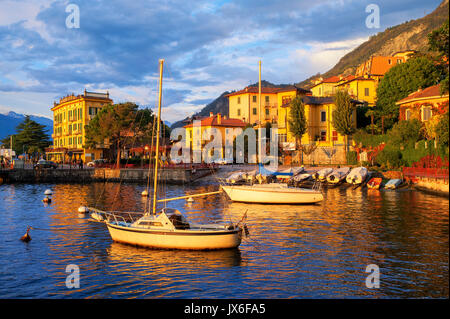 Yachten im Hafen der Altstadt Varenna am Comer See, Mailand, Italien, Sonnenuntergang Stockfoto