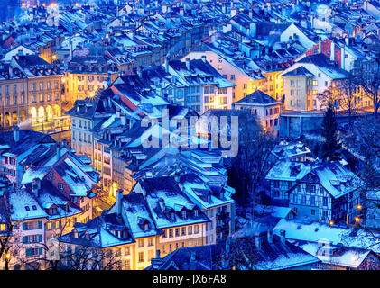 Altstadt von Bern, Hauptstadt der Schweiz, mit weißen Schnee am Abend blaue Stunde abgedeckt Stockfoto