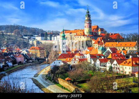 Roten Ziegeldächern und Türme der Altstadt von Cesky Crumlov, Tschechische Republik Stockfoto