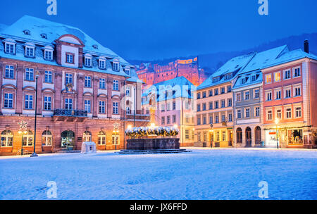 Deutschen mittelalterlichen Altstadt Heidelberg weiß mit Schnee im Winter, Deutschland Stockfoto