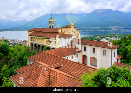 Roten Ziegeldächern der Madonna del Sasso Kirche über Lago Maggiore See und die Schweizer Alpen, Locarno, Schweiz Stockfoto