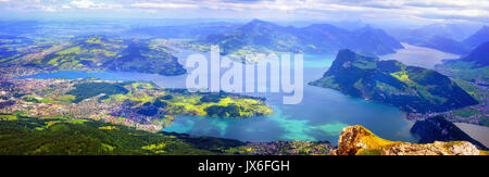 Panoramablick auf den Vierwaldstättersee bei Luzern Stadt, Kussnacht, Burgenstock Resort und Rigi, Schweizer Alpen, Schweiz Stockfoto