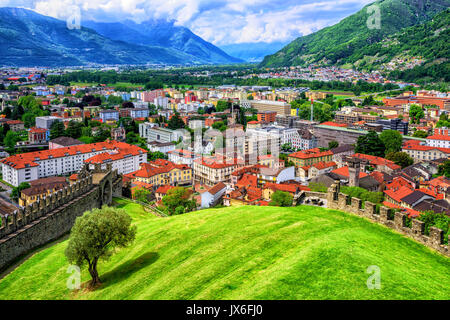 Bellinzona historische Altstadt in einem Tal in den Schweizer Alpen, Schweiz Stockfoto