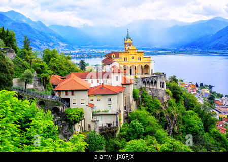 Madonna del Sasso Kirche über Lago Maggiore See und die Schweizer Alpen, Locarno, Schweiz Stockfoto