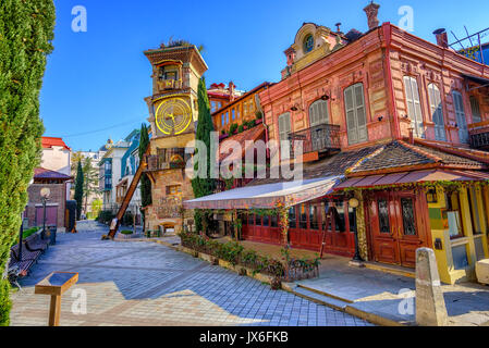 Die Altstadt von Tiflis, Georgien, mit dem Märchen Uhrturm des Puppentheaters Rezo Gabriadze Stockfoto