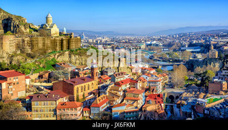 Blick auf Tbilisi Altstadt mit Festung Narikala, Georgien Stockfoto