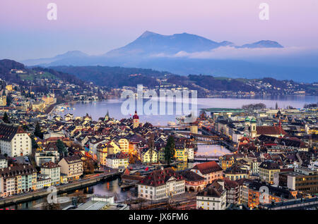 Luftbild der Altstadt von Luzern, Kapellbrücke, Wasserturm, Reuss, Rigi und Vierwaldstätter See, Schweiz, auf dem Sunset Stockfoto