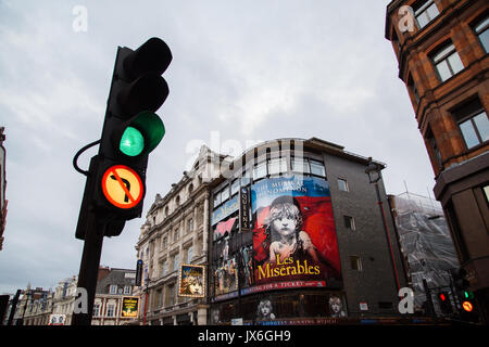 Les Miserables Anzeige auf der Queens Theatre, Shaftesbury Avenue, London UK mit Ampel bei Grün im Querformat. Stockfoto