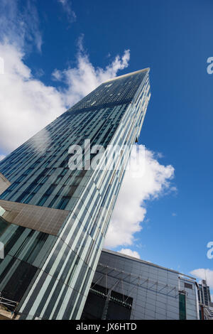 Deansgate Zeichen vor Manchesters höchste Gebäude, der Beetham Tower. Stockfoto