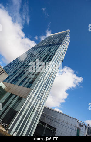 Deansgate Zeichen vor Manchesters höchste Gebäude, der Beetham Tower. Stockfoto