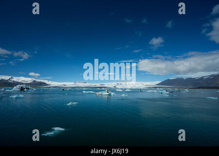 Island - Beeindruckende Schollen und Eisberge am Gletschersee Stockfoto
