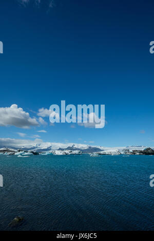 Island - tief blauen Himmel bei Gletschersee durch Eisberge abgedeckt Stockfoto