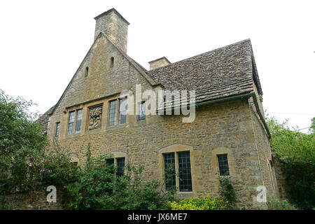 William Morris Memorial Cottage, mit Relief von Morris von George Jack, Ansicht 1 Kelmscott, Oxfordshire, England DSC 09932 Stockfoto