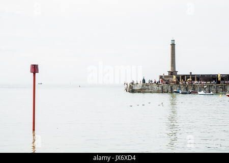 Margate Promenade & Hafen Arm, Kent, Großbritannien (2 Männer ins Meer springen) Stockfoto