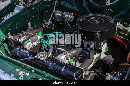 Der Motor für eine grüne Markierung 1 Ford Cortina ist dargestellt in Penrith, North West England während geparkt. Stockfoto