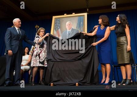 U.S. Vice President Mike Pence, Links, Uhren, wie seine Mutter Nancy Pence, Frau Karen Pence, und die Tochter Audrey Pence entfernen Drapieren sie sein Portrait im Rahmen einer Zeremonie in der Indiana Statehouse 11. August zu enthüllen, 2017 in Indianapolis, Indiana. Pence war Gouverneur des Staates von 2013 bis 2017. Stockfoto