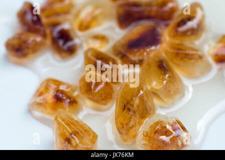 Brauner Kandis in Rum closeup Stockfoto