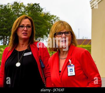 Gwen Longbine (L) von Emporia Radio Station KVOE (und Frau von Kansas Senat Vice President Jeff Longbine) und Debora Kinsey ein Corporate repräsentativen von Hobby Lobby bei der Eröffnung der neuesten Speicher heute in Emporia, Kansas August 13. 2017. Stockfoto