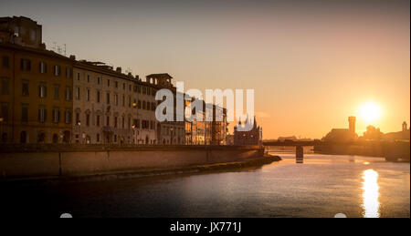 Sonnenuntergang Blick auf die Gebäude entlang des Flusses Arno im Oktober 2010, Pisa, Italien Stockfoto