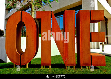 Riesig, fett, groß, Nummer eins, 1 in Buchstaben. Vor einem Gebäude, auf einer grünen Wiese. Nahaufnahme. Dublin, Irland, Europa, Europäische Union, EU. Stockfoto