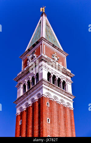 Der Campanile des Markusplatzes (Campanile di San Marco) ist der Glockenturm der Markusbasilika am Markusplatz. UNESCO. Venedig, Italien, Europa EU Stockfoto