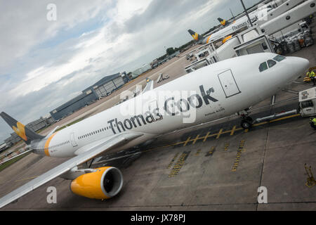 Thomas Cook Airbus Flugzeug am Gate wartet am Flughafen von Manchester abzuweichen. Stockfoto