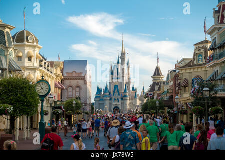 Main Street USA in Richtung Cinderella Schloss in Magic Kingdom Theme Park, Walt Disney World, Orlando, Florida. Stockfoto