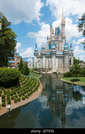 Die Seite der cinderellas Schloss in Magic Kingdom, Orlando, Florida. Stockfoto