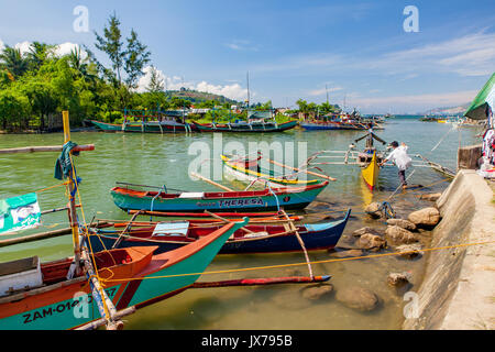 Ein philippinischer Fischer startet seine doppelte Pontoon Fischerboot, bangka, in Subic Bay, Insel Luzon, Philippinen. Stockfoto