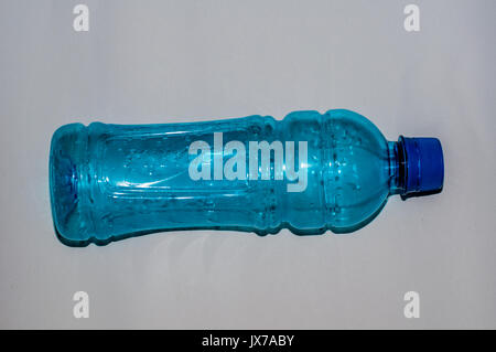 Surabaya, Indonesien - 12. August: Das ist eine blaue Flasche, die ich von Store erhielt Stockfoto