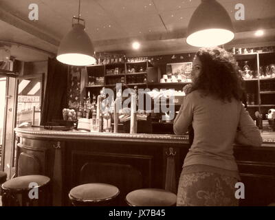 Das Mischen von "den besten Cocktail in Paris Montmartre In Zebra eine Bar und ein Restaurant in der Rue Lepic Montmartre Stockfoto